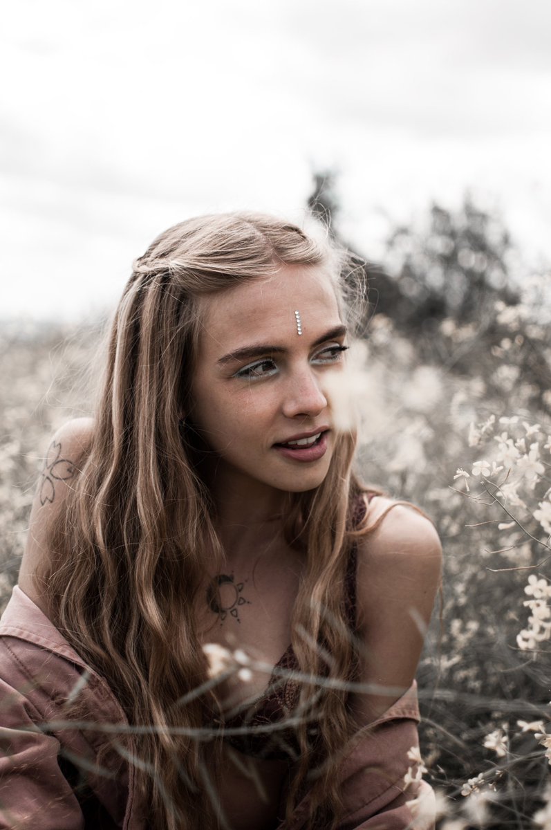 jorgecia_'s tweet photo. Primavera desaturada con @paulagureta 🥀🖤  Algunas fotos más de la que creo que es una de mis sesiones de fotos favoritas. https://t.co/JK4914UoUP