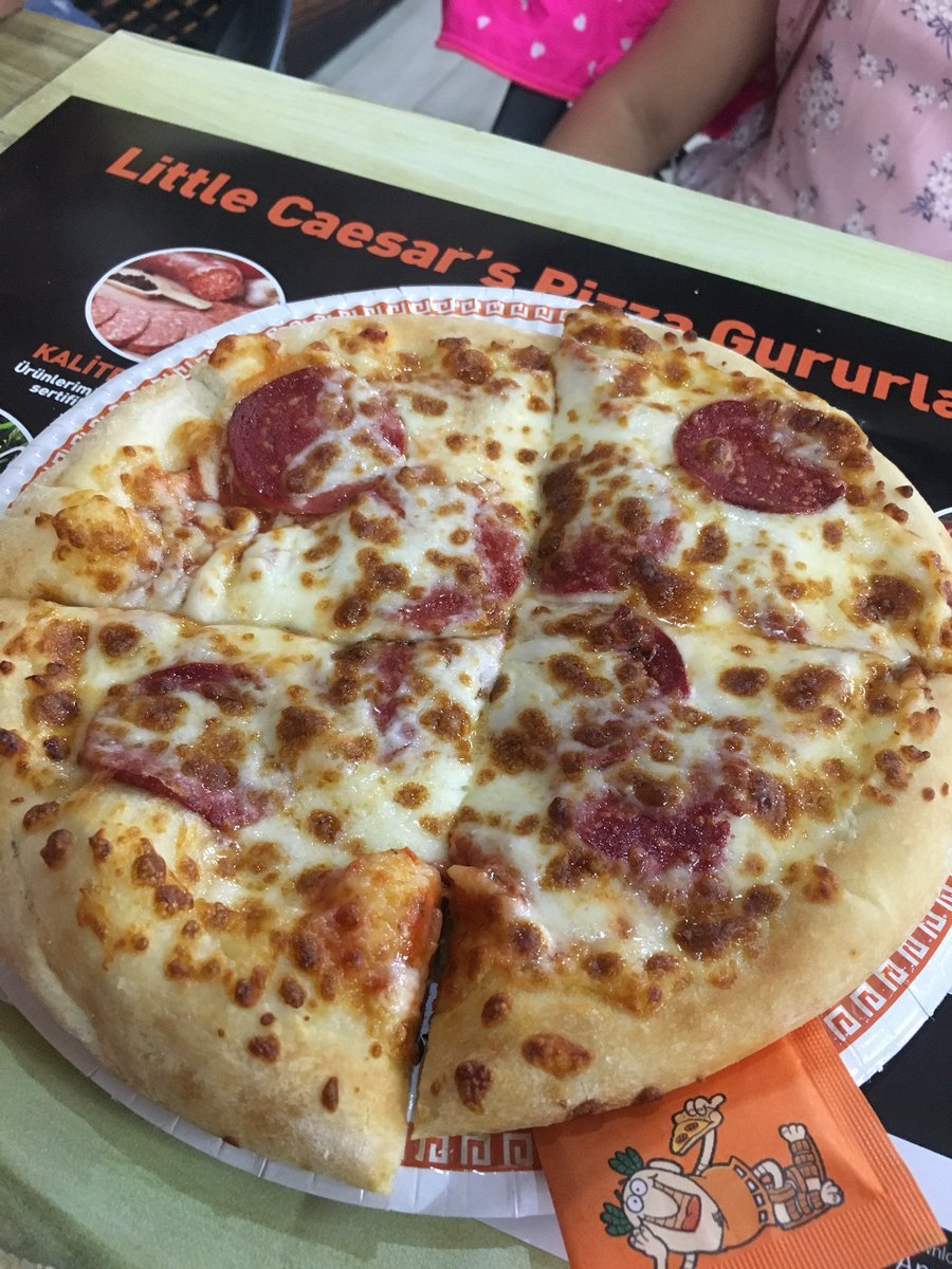 #littlecaesarspizza  bol sucuklu diye sattığınız pizza. İnsanları kandırmayın. Sahtekarsınız, bu bir hırsızlıktır.!!!