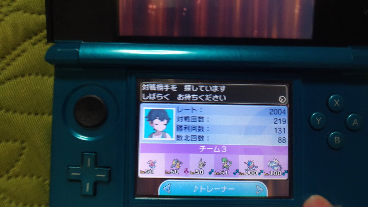 yyaard's tweet photo. 20乗ったから
DS投げたら壁に刺さった https://t.co/XgSARPAEhJ