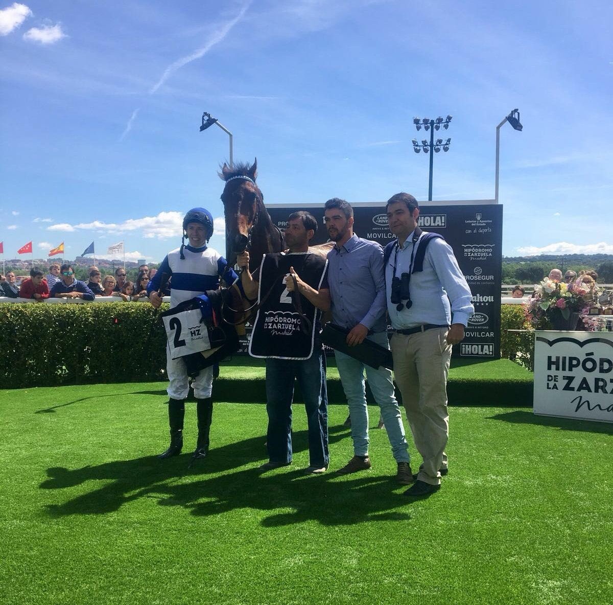 iperezbaroja's tweet photo. Carreron de #BankGuarantee de @CReverdite conn una monta muy buena de #ferramosca . Ventajas de tener al mejor trainer @tiagomartinspre y su equipo @AleFiori2 y @AdrianTores99 @HipodromoMadrid #turf #turfesp #Turf https://t.co/YYZUt57t1X