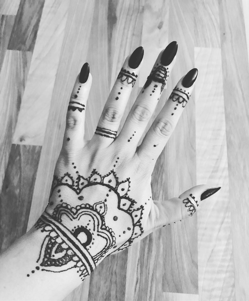 PhillipaGee's tweet photo. First attempt at a diy henna tattoo! #newhobby #getcreative #iwillimprove 🖌👩🏽🎨 https://t.co/VGFQSCzUcp