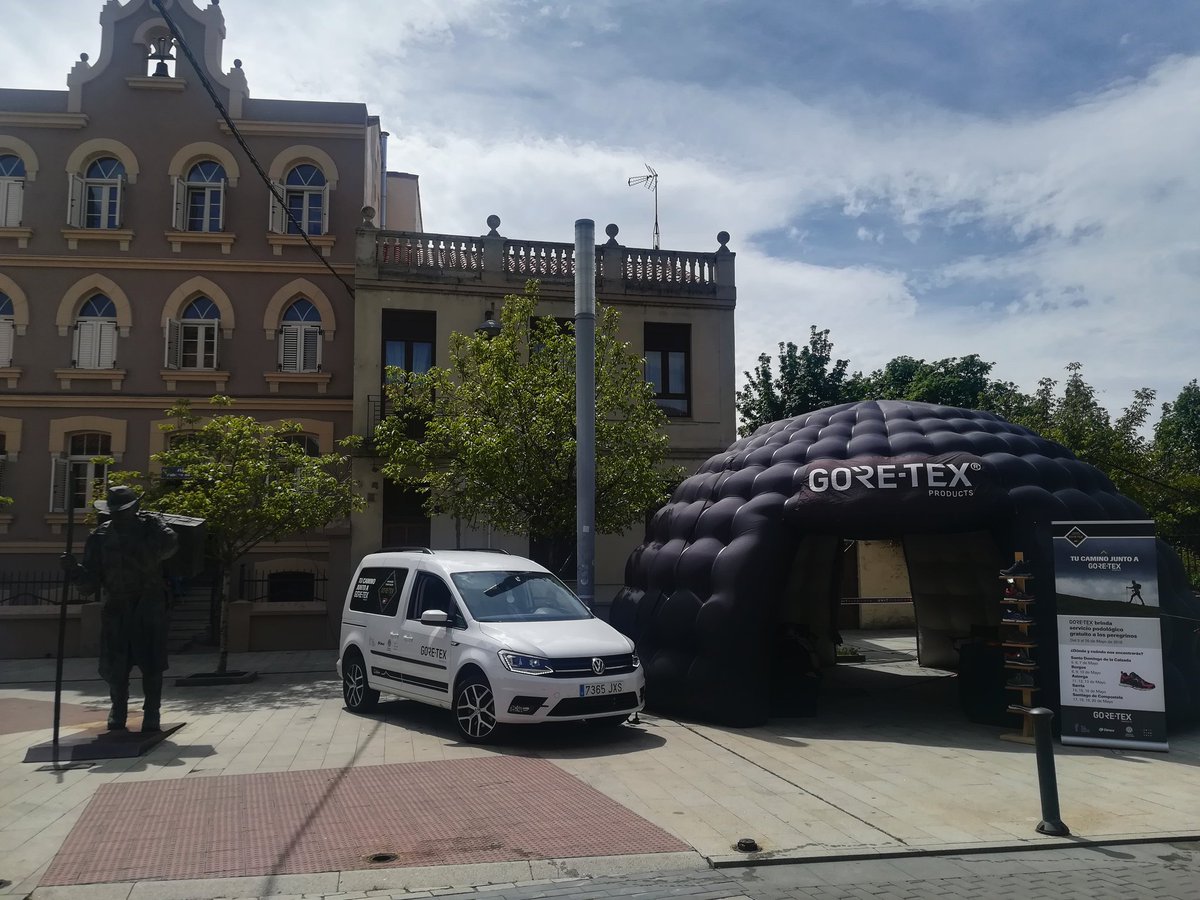 mireia_blanch's tweet photo. ¡Último día en Astorga! Llegan @julis_pi y Pedro para tomarnos el relevo. Si sois peregrinos y tenéis ampollas o heridas en los pies los encontraréis en Sarria y Santiago.
Agradecer a @GORETEXeu @unitelements @EnricViolan y @Chiruca por esta EXPERIENCIA. #TuCaminoJuntoAGoretex https://t.co/GcU1tDLpKO