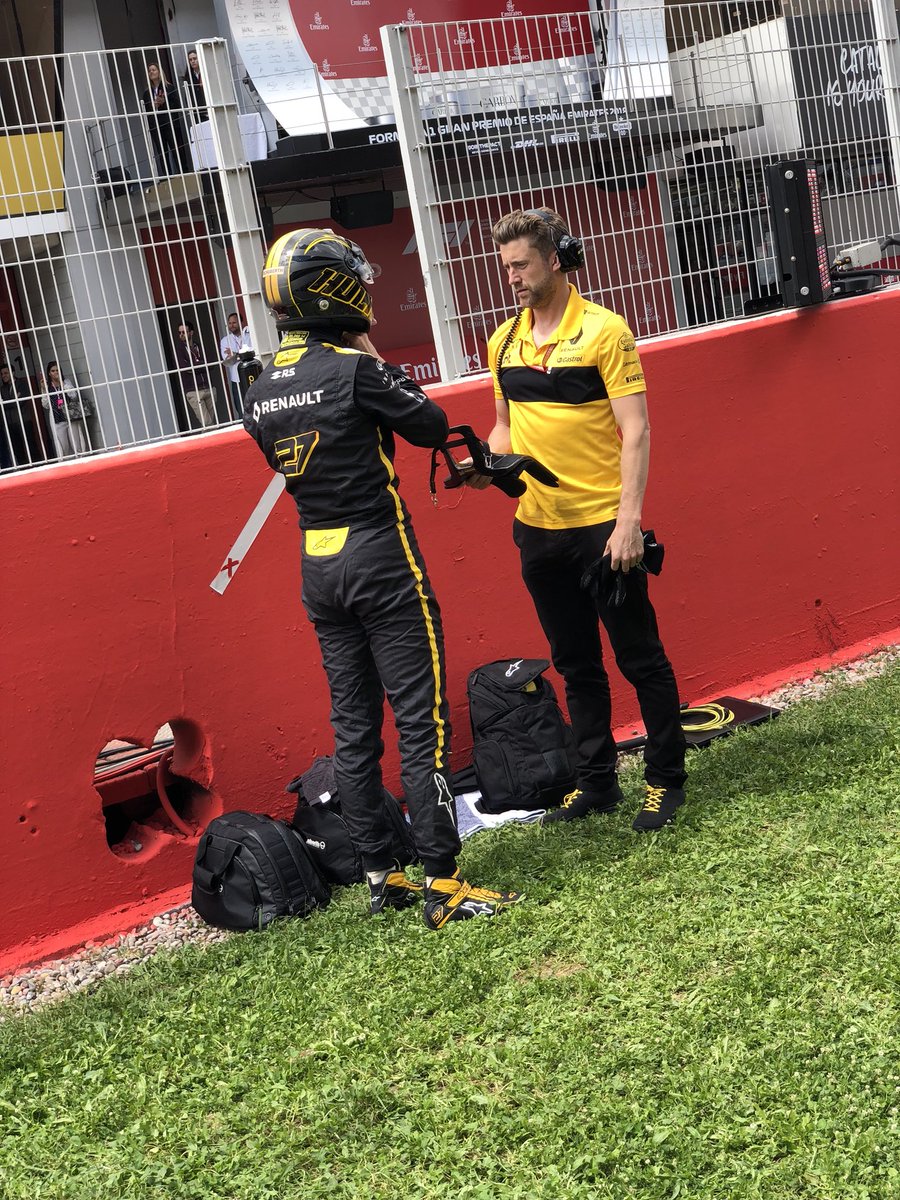 AlpineF1Team's tweet photo. Umbrella out, helmet on, drivers in ✅

#RSspirit #SpanishGP #RACEday https://t.co/UN6GomKpyA