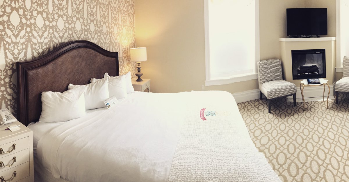 petoskeylodging's tweet photo. A little time away is good for the soul. A little time away in a room like this is even better for the soul! #StaffordsPerryHotel  #DowntownPetoskey https://t.co/oLeXQjxjQ7