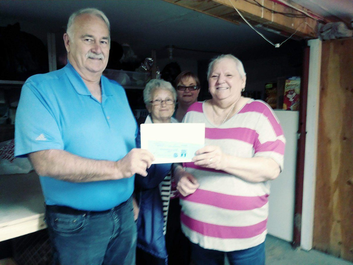 nbafbabanb's tweet photo. Laurie Stewart, présidente de l'ABANB, présente les cartes-cadeaux Sobeys à la banque alimentaire de Lakewood Headstart. Laurie et le reste du conseil d'administration et du personnel de l'ABANB travaillent fort pour lutter contre la faim. #FinDeLaFinNB #EffortDeLEquipeNB https://t.co/KL2jR4IlSZ