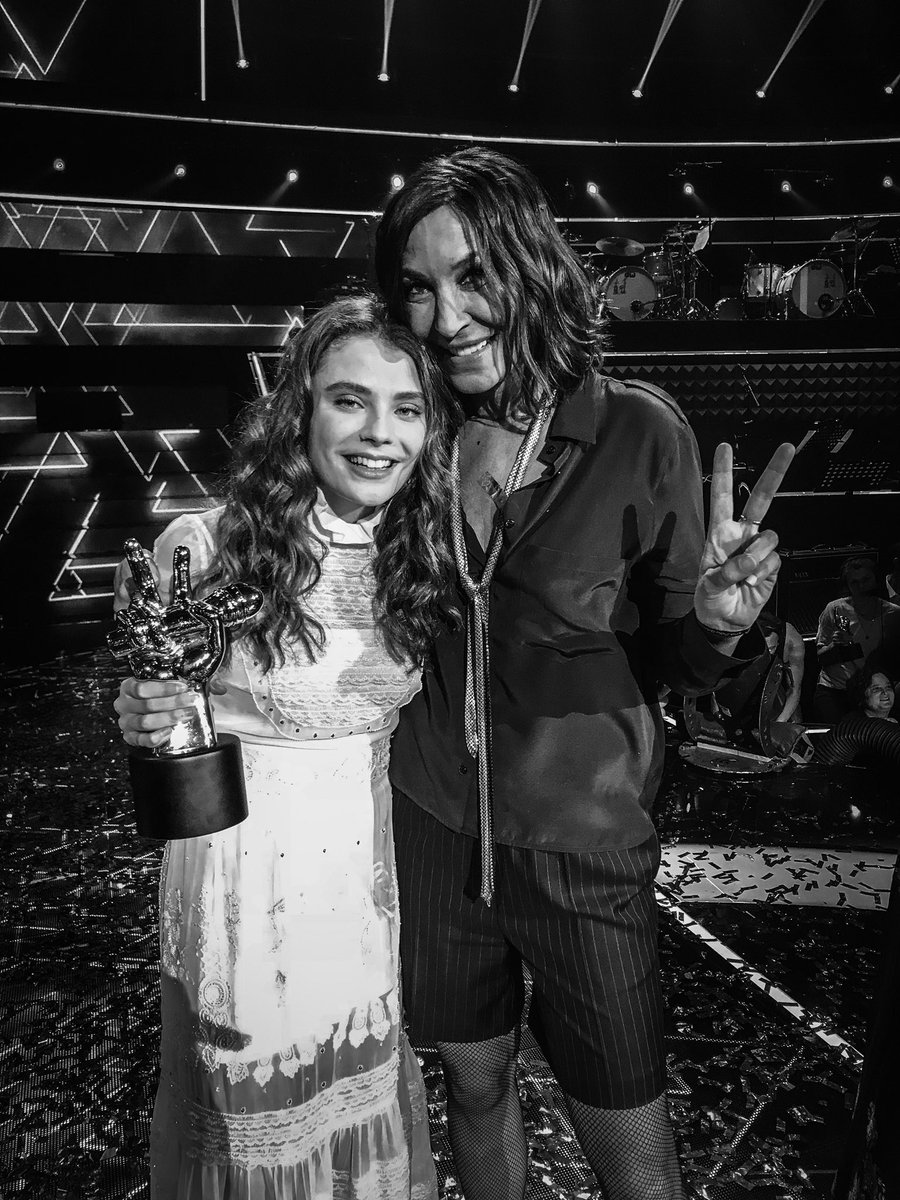 (1/2) Voilà, c’est fini... Maëlle @maelleoff7, 17 ans, première femme à gagner #TheVoice ! Merci à tous les talents pour leur engagement et leur enthousiasme pendant cette saison7. 
📷 <a href="/nikosaliagas/">Nikos Aliagas</a>
