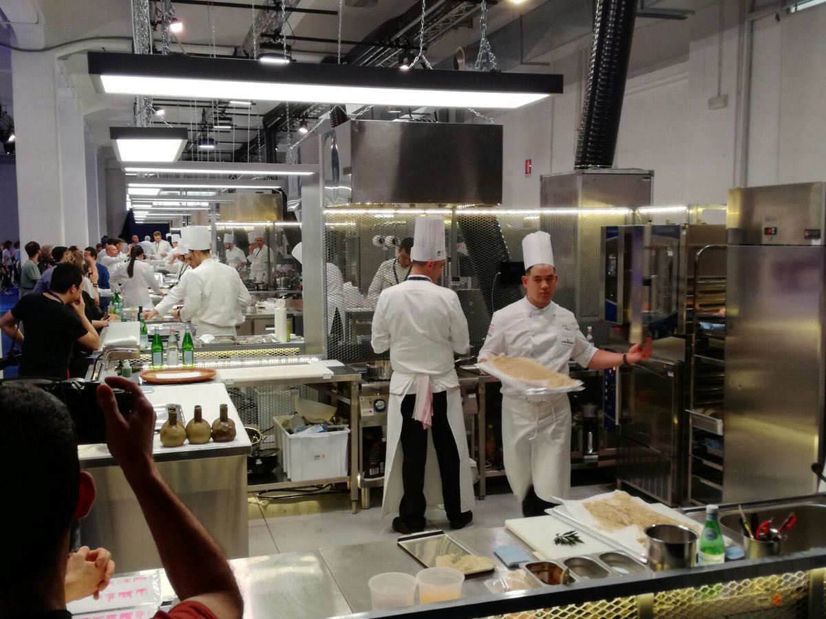 ElectroluxProIT's tweet photo. #CISIAMO! 👌 Tutti i 20 #YoungChef hanno presentato i loro piatti ed ora manca poco per conoscere il nome del #Vincitore di #SPYoungChef2018 🎉Vai ora su 👉 https://t.co/cHHj9t2jlH e scopri le Cucine Professionali d'Eccellenza ⭐ https://t.co/y8AjZJj8rt