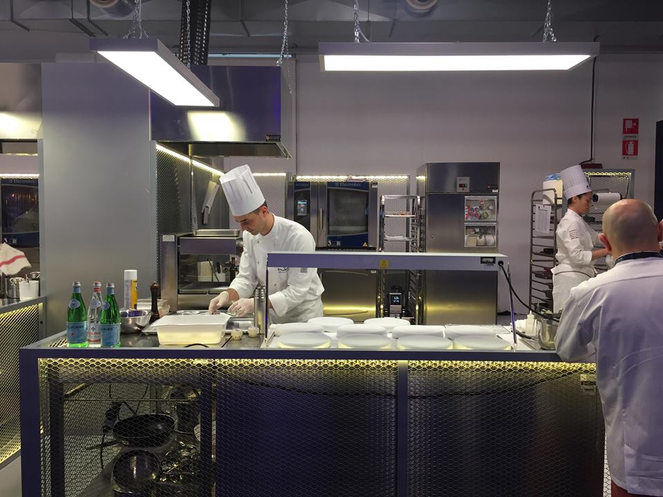 ElectroluxProIT's tweet photo. #CISIAMO! 👌 Tutti i 20 #YoungChef hanno presentato i loro piatti ed ora manca poco per conoscere il nome del #Vincitore di #SPYoungChef2018 🎉Vai ora su 👉 https://t.co/cHHj9t2jlH e scopri le Cucine Professionali d'Eccellenza ⭐ https://t.co/y8AjZJj8rt
