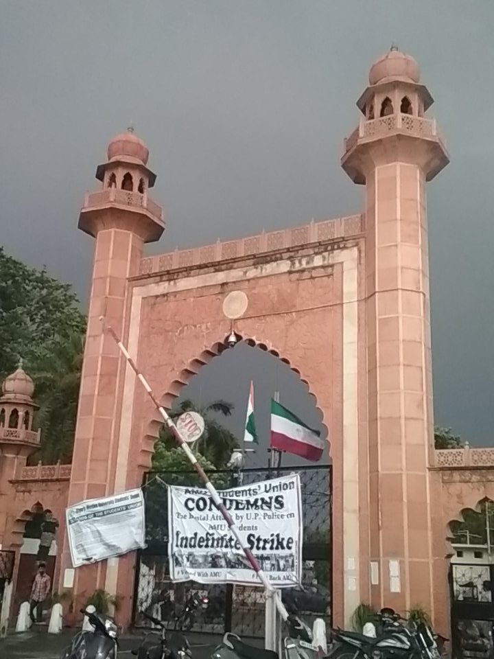 ShuaibAlamTurk's tweet photo. AMU भूख हड़ताल को कमज़ोर करने के लिए आये कुछ गुंडों की साज़िश हुई नाकाम क्योंकि छात्र अपनी जिद पर मांग रहे इंसाफ
#WeStandWithAMU
#WeSupportHungerStrike https://t.co/ZbeOlC22YL