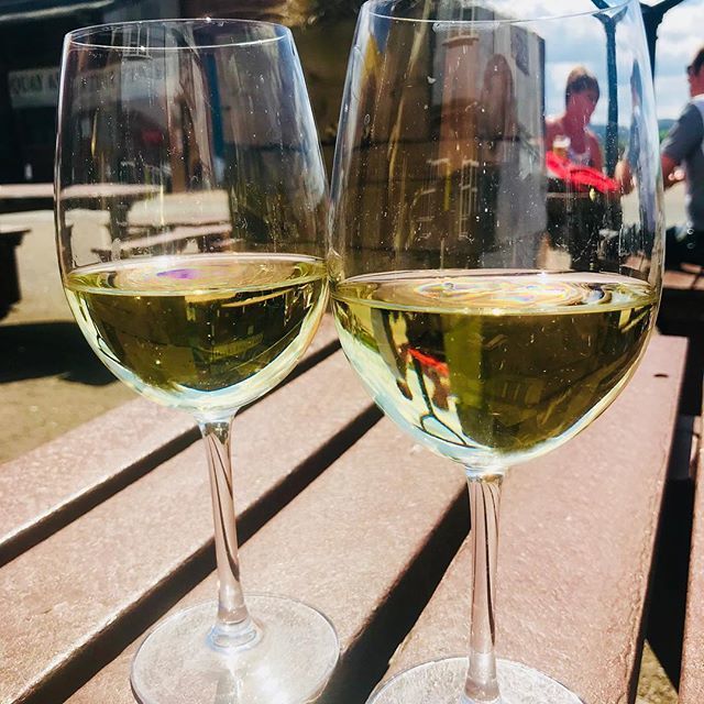 regencywinesuk's tweet photo. Cheeky Sunday vino #alwayswinetime #cheninblanc #sundayfunday #illbeokforwork #whitewine #wino #winemerchant #buylocal #exeter #topsham #devon https://t.co/isx5iKyVrt https://t.co/OL4FJ0aRdP