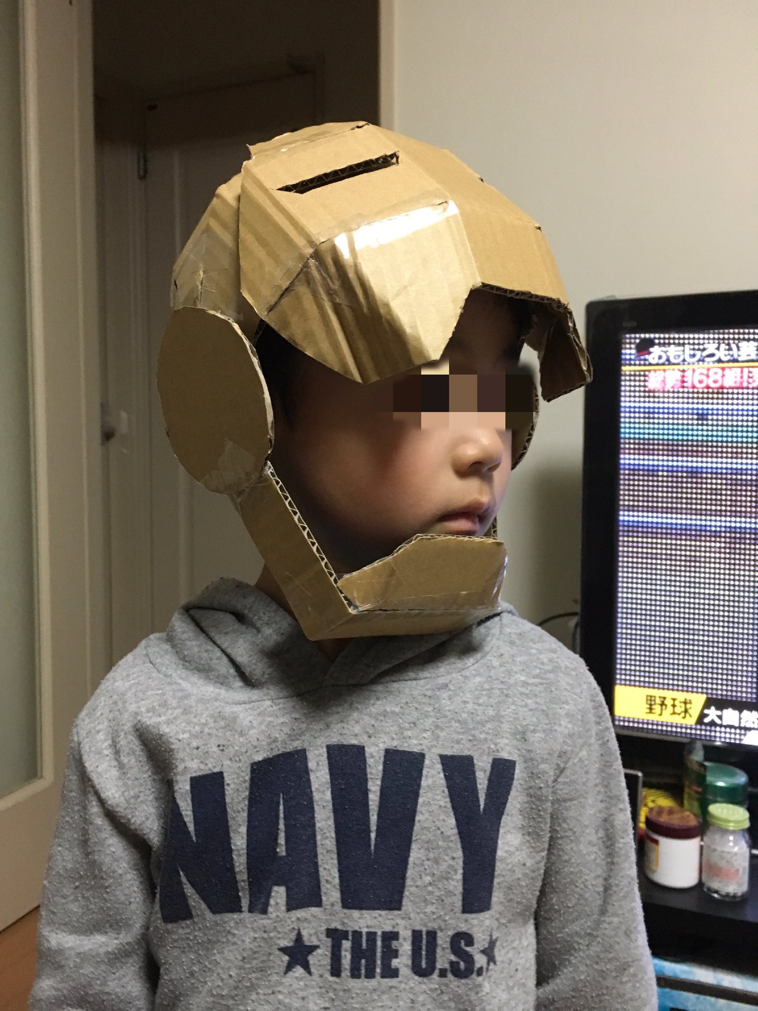 ট ইট র すえぞう なんか急に ノリでアイアンマンのヘルメットを作る ベースは4歳の息子 設計図も無しに 適当にダンボールでチョキチョキ 記憶を頼りに仮完成 息子は結構気に入ってる模様 もうちょっと作り込みたくなってきた アイアンマン