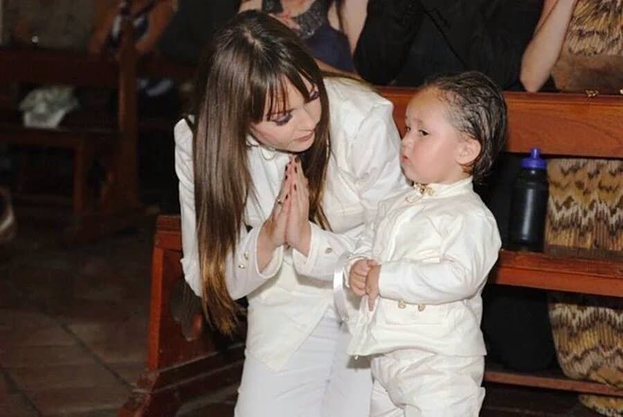 Rubiano42's tweet photo. Hoy en Colombia estamos celebrando el dia de la Madre  ¡FELICIDADES MI REINA ! Por ser una Super Mama un gran ejemplo para todas las mujeres del mundo , sola se puede sacar adelante un hijo ¡DIOS TE BENDIGA !  @gabyspanic https://t.co/cUhfi9liAl