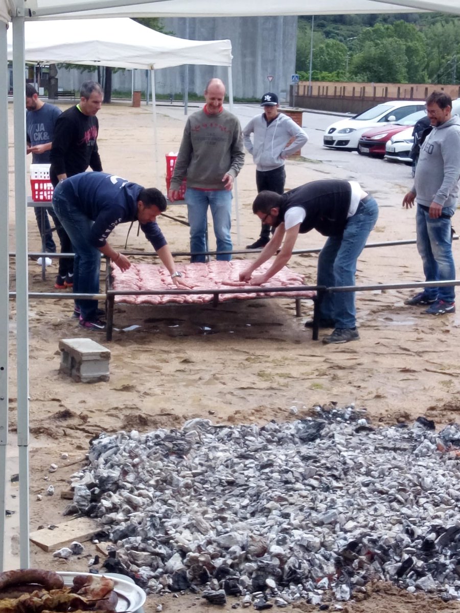 Radio_Sarria's tweet photo. Festa Gran del Pla de l'Horta #sarriadeter #botifarradapopular i actuació del Gran Mag Raul Black https://t.co/ts8OIH7W9N