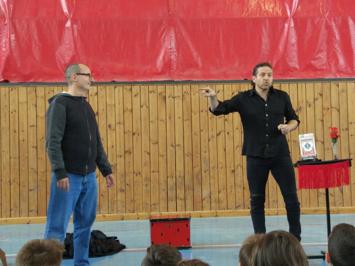Radio_Sarria's tweet photo. Festa Gran del Pla de l'Horta #sarriadeter #botifarradapopular i actuació del Gran Mag Raul Black https://t.co/ts8OIH7W9N