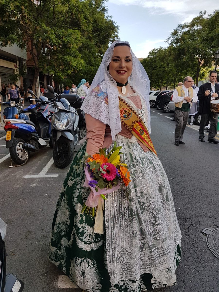 FallaMaestro240's tweet photo. Ayer por la tarde nuestros representantes participaron en la procesión y posterior ofrenda a la virgen, organizado por la falla Camino Nuevo de Picaña Nicolau Primitiu, falla vecina de nuestro sector Patraix 🤗♥️

#Fmbmr240 #germanor #patraix https://t.co/NFdT68kzlp