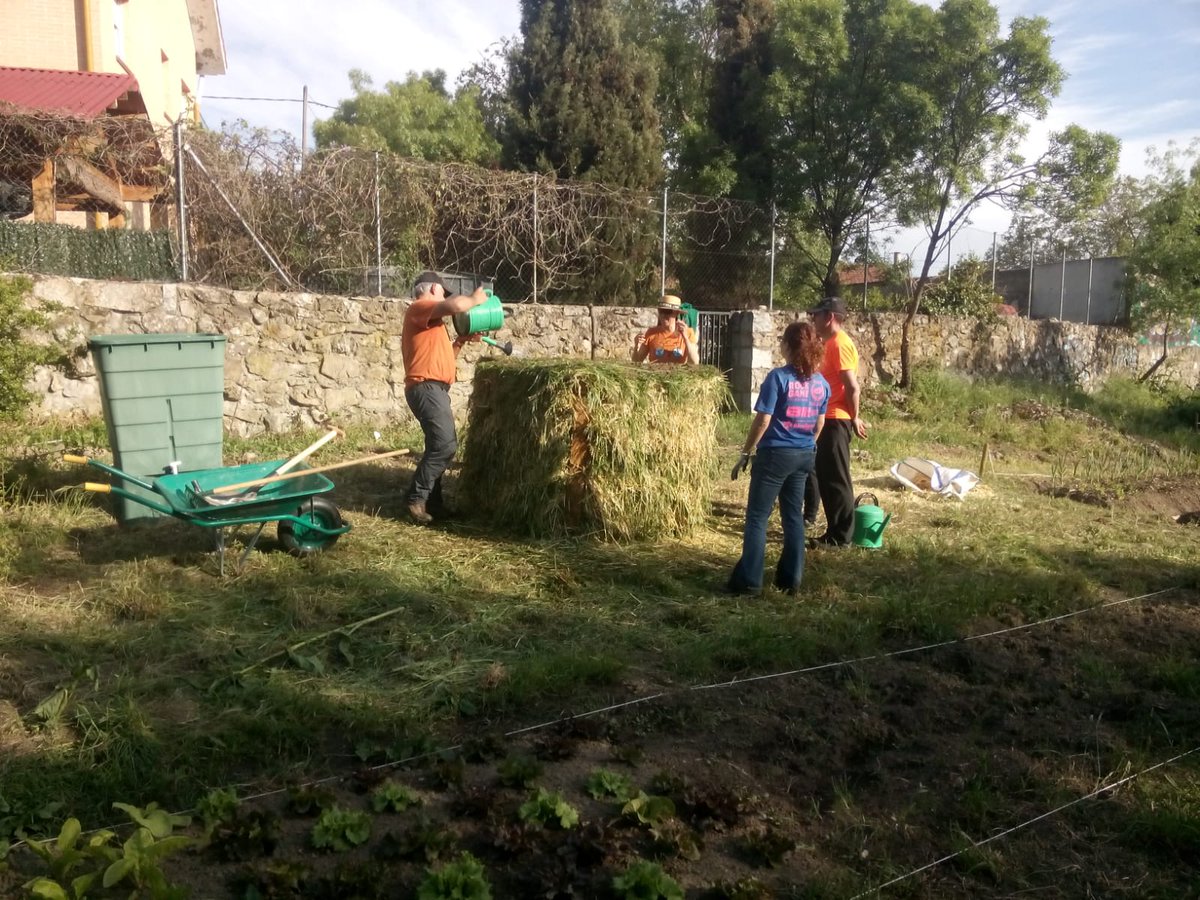 Mar_lo_quin's tweet photo. #Compostando en el huerto comunitario Matarrubias de Soto del Real, según el #Método #biointensivo de #cultivo de #alimentos @HuertAulaUCM https://t.co/A36YJKlePx