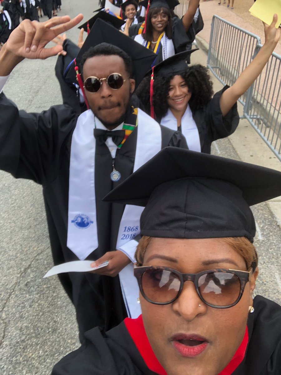 bdplummer's tweet photo. Dean congrats to the Scripps Howard School of Journalism and Communications class of 2018.
Go forth and conquer! https://t.co/XaD0pz1X85