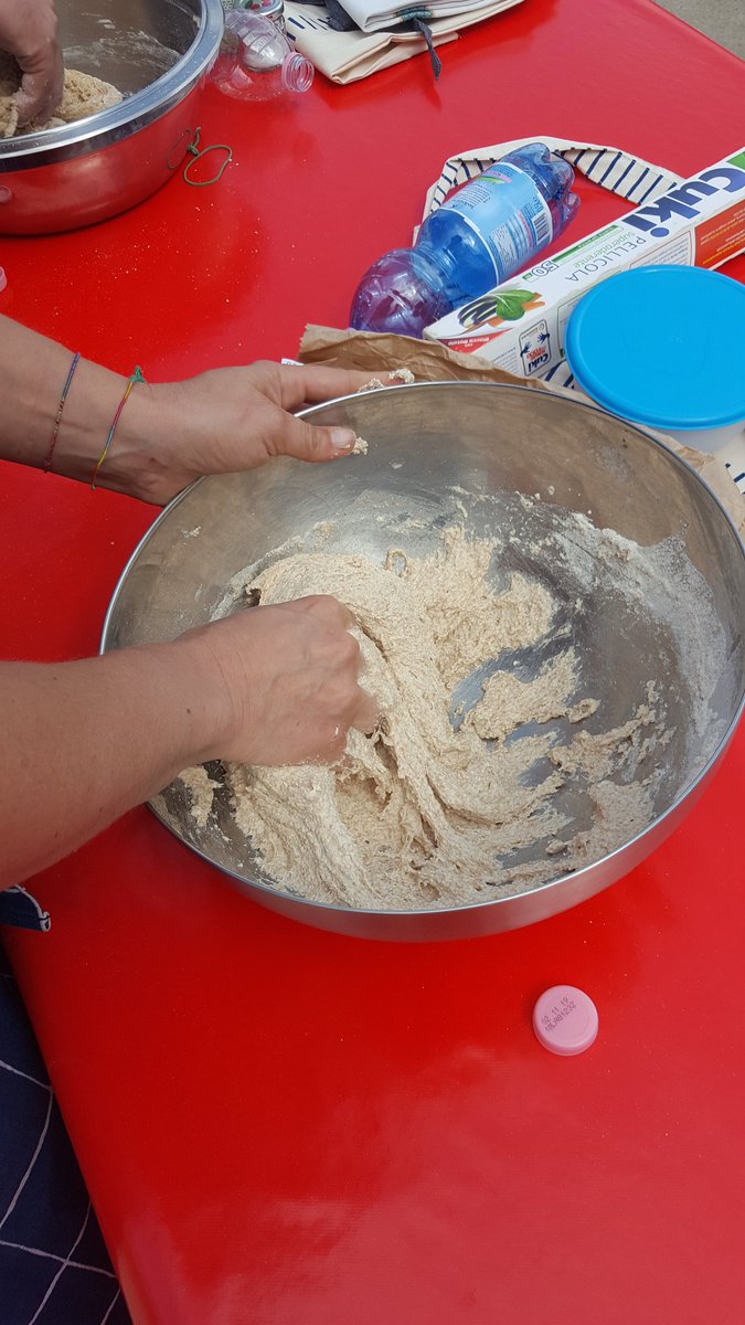 GallianoRenato's tweet photo. Musica, reading e Davide Longoni che ci guida nel fare il pane @OpenagriMilano @secolourbano @LuciaScopelliti @DavideLongoni1 @rossana_torri @BettaCaregnato https://t.co/tvKGJFlgk9
