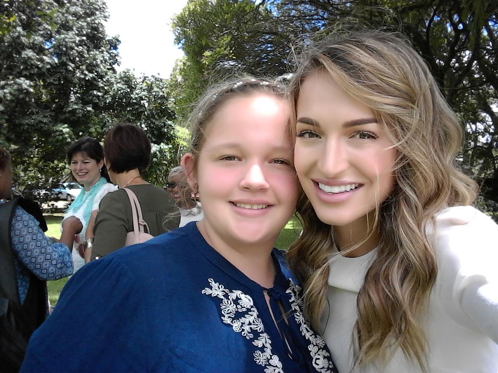 venter_hettie's tweet photo. Happy birthday my liefste tannie Mel ❤️💕🎂🎁🎈 #godlywoman #genadevanBo #GenadeOnbeskryflikGroot #liefdeonbeskryflik #daughteroftheking #flashback #birthdaygirls #loveyoualways #teamBam_always https://t.co/h0kwDOSx2b