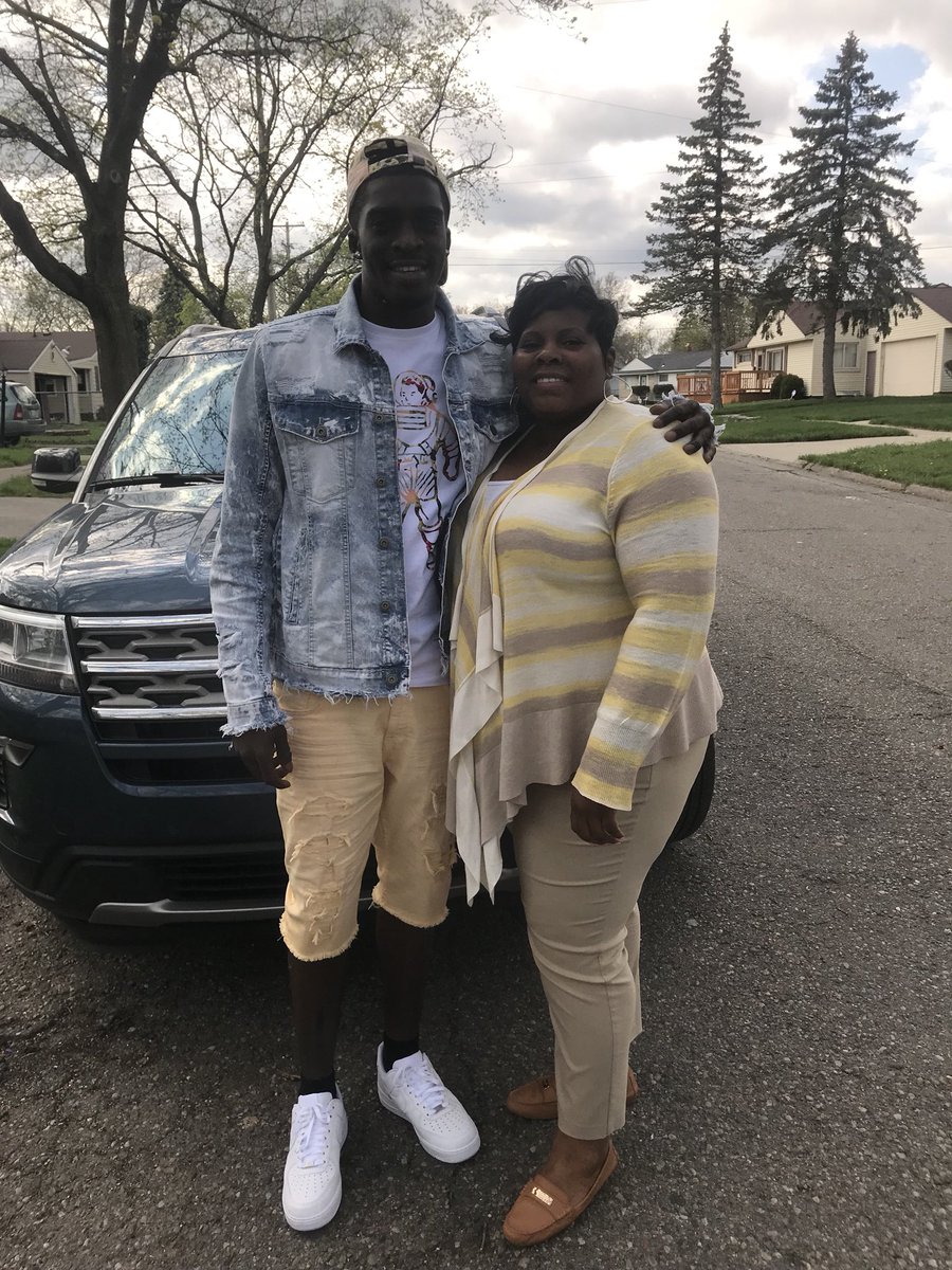Mr_Sportcoat17's tweet image. 😂😂I was supposed to save this picture for today but I already posted it 3 times cause I love her that much this my favorite picture (I’m not a mommas boy) #HappyMothersDay #LuvBug🐞💕