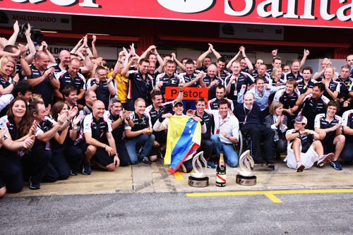 ClubF_MALDONADO's tweet photo. Recordando un 13 de Mayo de 2012 la espectacular victoria de @Pastormaldo en el @Circuitcat_es GP de España día glorioso para Venezuela.
Desde el sofá con el TV full volumen e informando por @ClubF_MALDONADO con 2 meses de creada. 
Así lo vi yo.
¿Y tú como lo viviste? https://t.co/L2h652YwE6