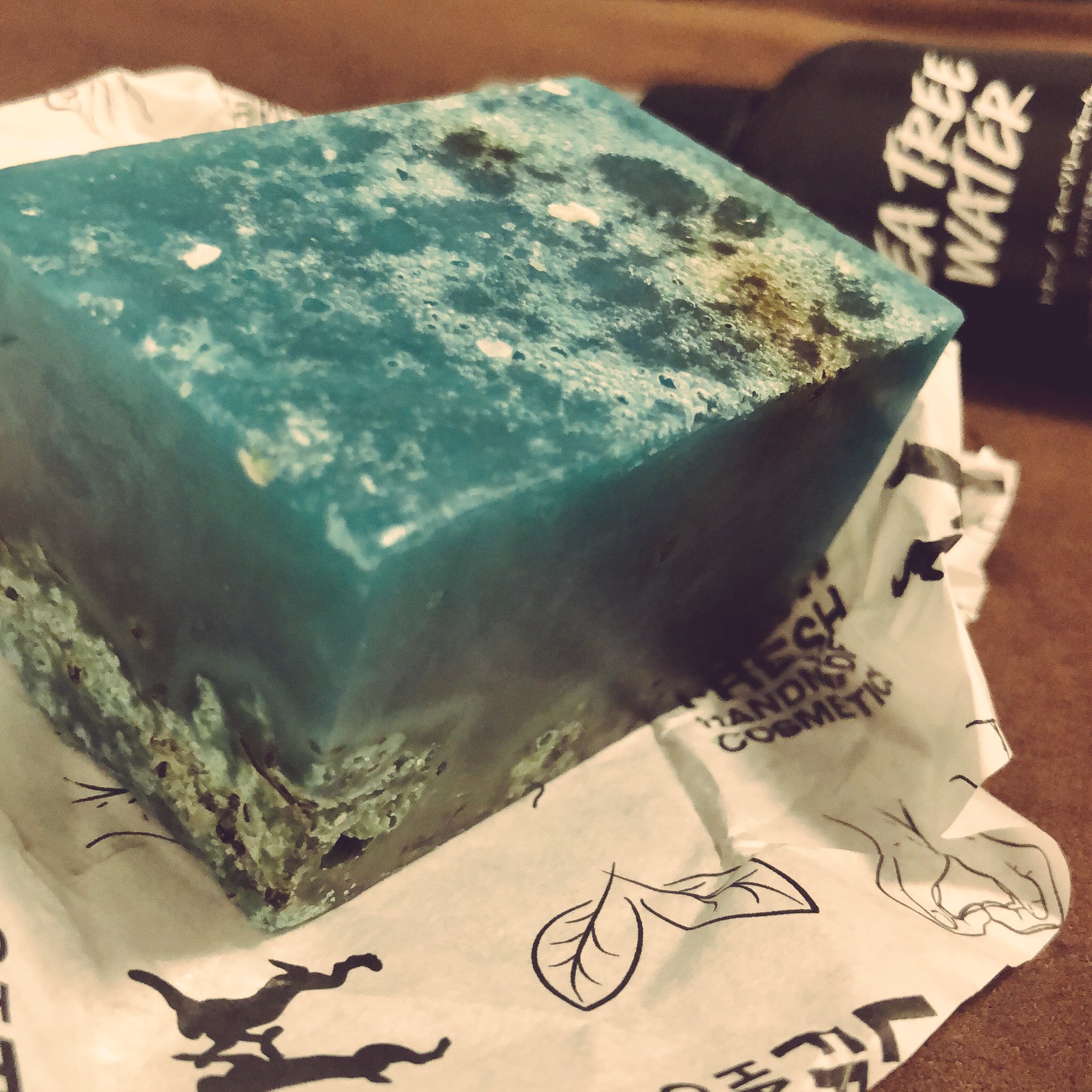 晩鐘 背中ニキビ対策でlushにティーツリーウォーターを買いに行ったら店員さんにシーベジタブルという石鹸を勧められたので両方購入しました 海塩とラベンダーが入っていて 海面みたいな表情の石鹸が素敵 あとlushのお姉さんだいたい手がすべっすべだから