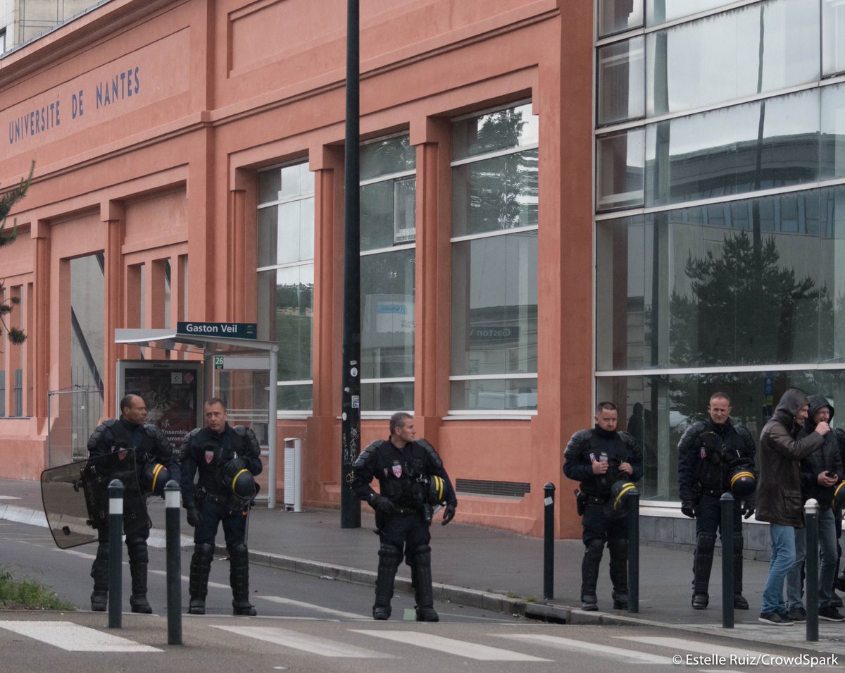 Picturenews_ER's tweet photo. Rassemblement devant la présidence @univnantes des étudiants opposés à la Loi #ORE expulsés de #Censive tué dans l'oeuf hier #NonALaSelection #LoiVidal #Parcoursup ➡️ https://t.co/NdgMtZXamw https://t.co/ObFVXKnF6E