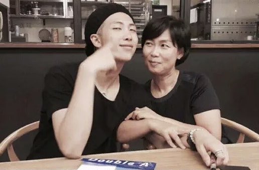 rmdoingthings's tweet photo. Kim Namjoon hanging with his mom. #MothersDay https://t.co/oAD3YIQ4xT