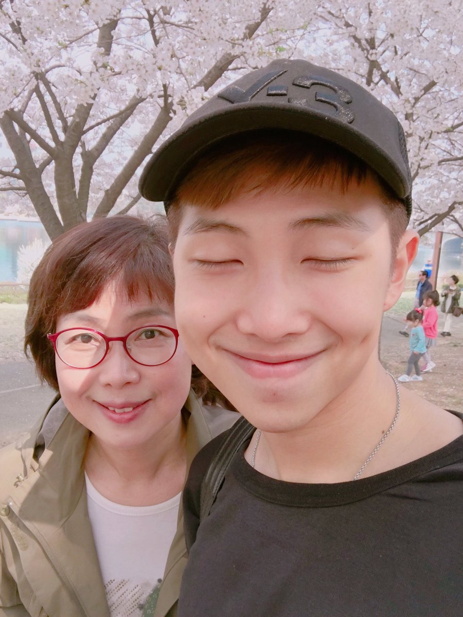 rmdoingthings's tweet photo. Kim Namjoon hanging with his mom. #MothersDay https://t.co/oAD3YIQ4xT