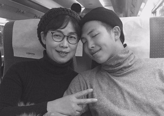 rmdoingthings's tweet photo. Kim Namjoon hanging with his mom. #MothersDay https://t.co/oAD3YIQ4xT