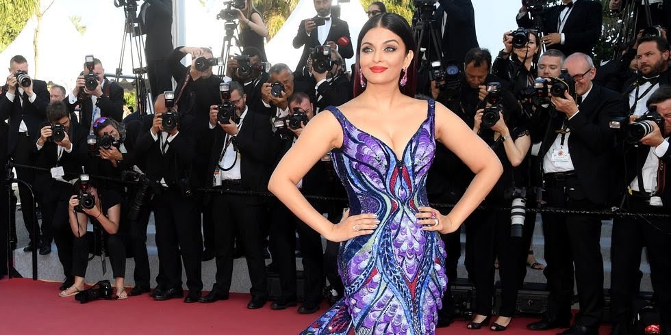 AbhishekVP_'s tweet photo. It took more hours to design Aishwarya Rai's butterfly dress at #CannesFilmFestival than it takes an actual butterfly to emerge from its cocoon- a whopping 3000 hours.
#AishwaryaRaiBachchan #Cannes2018 #3000Hours
#MomsJustKnow #MothersDay #mothers
#fashion #designer #designer https://t.co/RWzHGo8Zv9