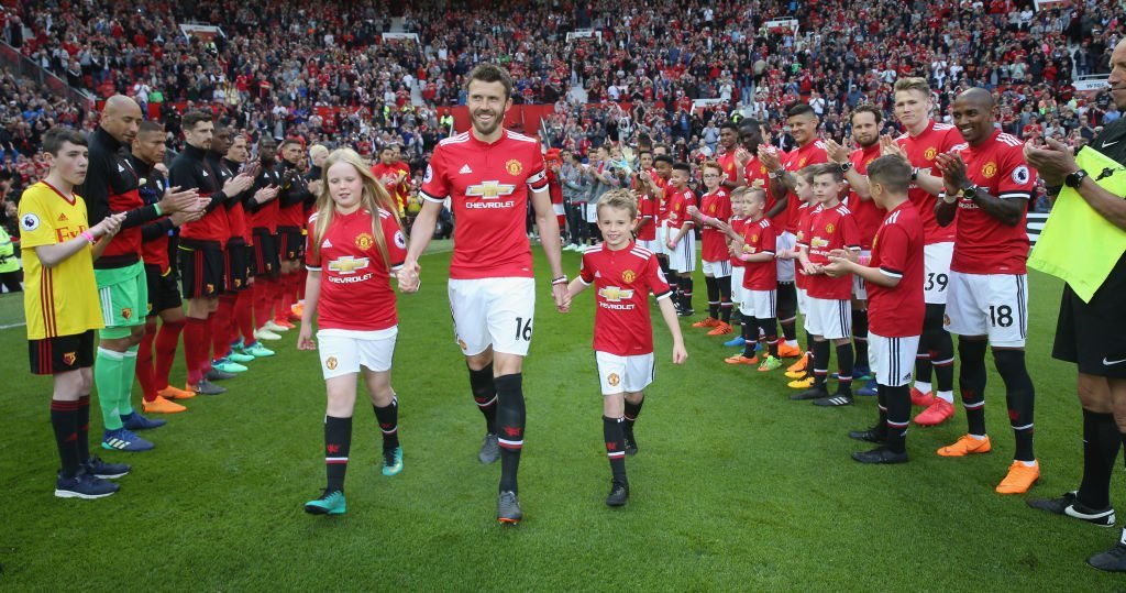 ManUtdChannel's tweet image. Michael Carrick receives a guard of honour from both teams before the match. Class. 👏🏼 [BBC]