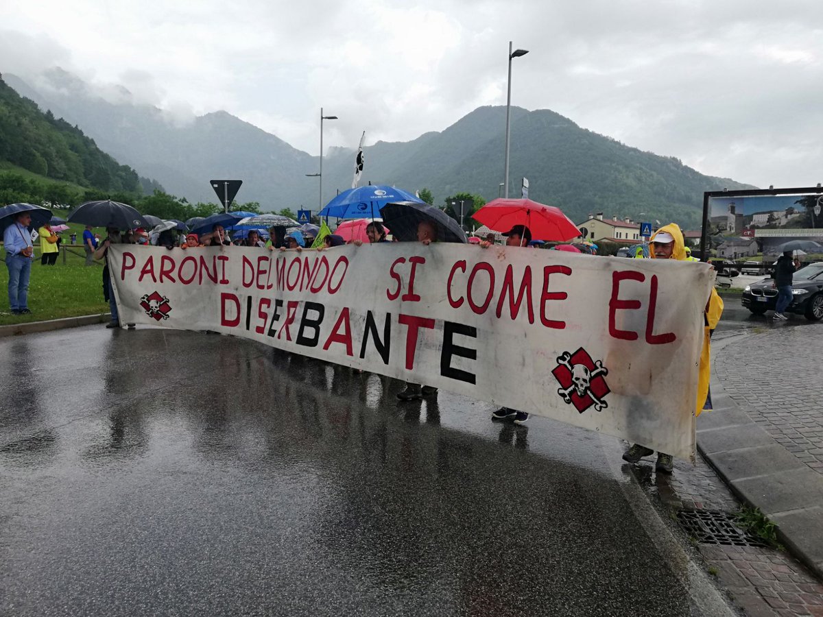 TgrRaiVeneto's tweet photo. Da #Cison di Valmarino a #Follina (#Treviso) cittadini in marcia contro i #pesticidi. In migliaia, nonostante la pioggia, hanno ribadito la preoccupazione per la salute e l'#ambiente, auspicando interventi normativi ▶️ https://t.co/3AYknCqtgN https://t.co/MplxbNkMgo