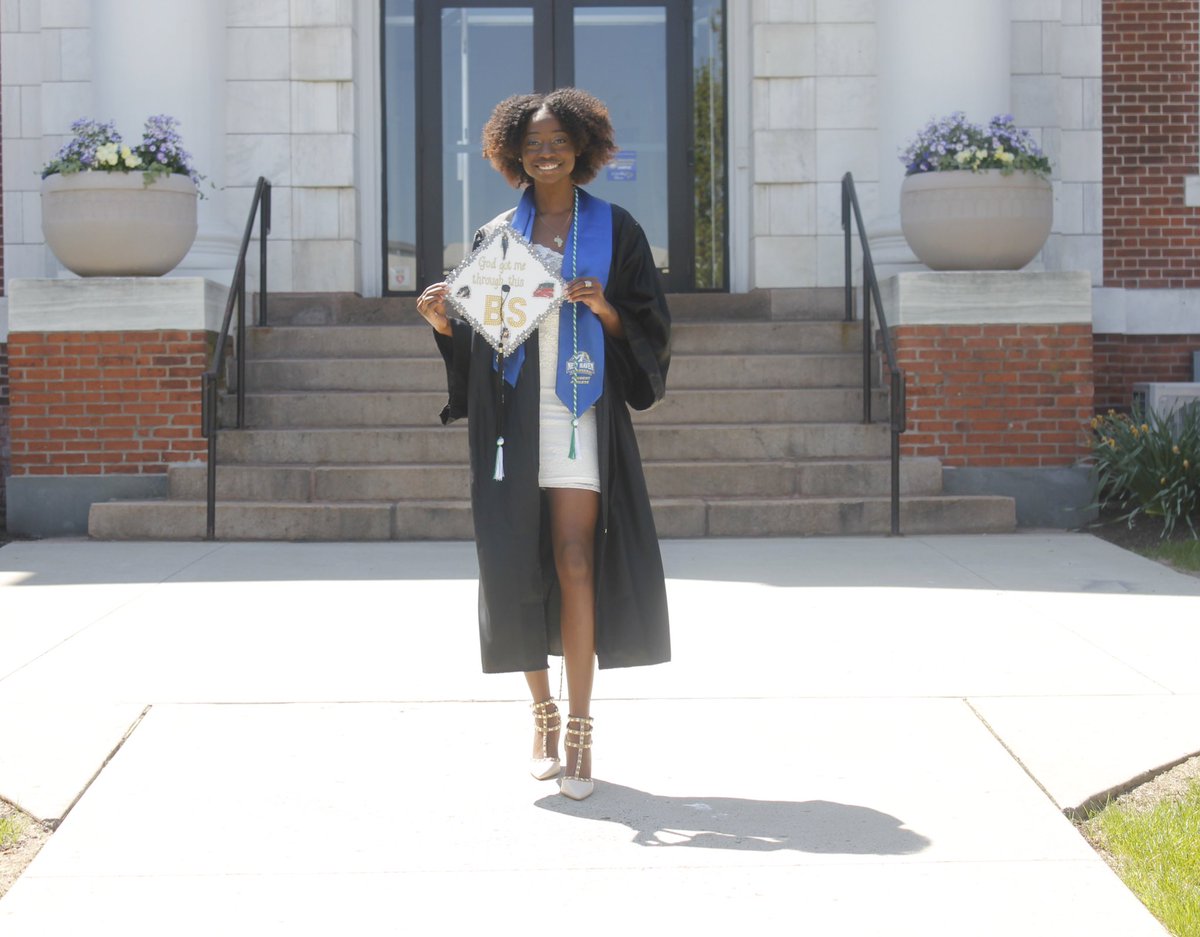 _anna_danae's tweet photo. ✔️4 Years
✔️BS in Business Management
✔️Student Athlete
✔️Part Time Entertainer
- Every Semester I wanted To Drop Out But GOD 👩🏾🎓 I Can Finally Say
✔️I Graduated
#collegegrad #timetorockout #BlackGirlMagic https://t.co/DfWSQHRIny