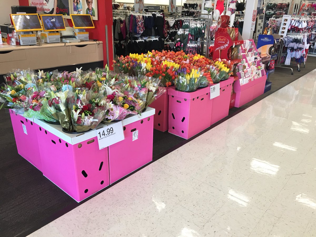 Keeping our floral presentation strong for all the last minute Mother’s Day shoppers! <a href="/A_Leigh_/">AV</a>  <a href="/awibbs09/">Amanda Wibbenmeyer</a>
