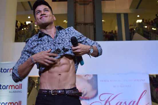VinBuddies's tweet photo. @VinAbrenica pasilip ABS hahaha! #KasalMovieTour #Kasal #VinAbrenica (c)StarmallAlabang https://t.co/ZmXjhAo4ZB