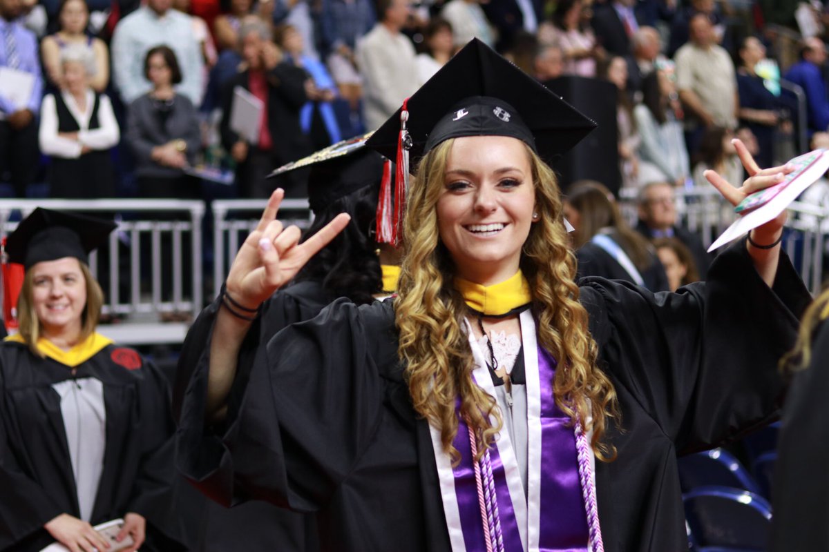 sacredheartuniv's tweet photo. Our seniors are so excited to be graduating! Watch the live stream online: https://t.co/rwNag1F5wk
#GradSHUation #SHUgrad #WeAreSHU https://t.co/aVEE0y0Tt7