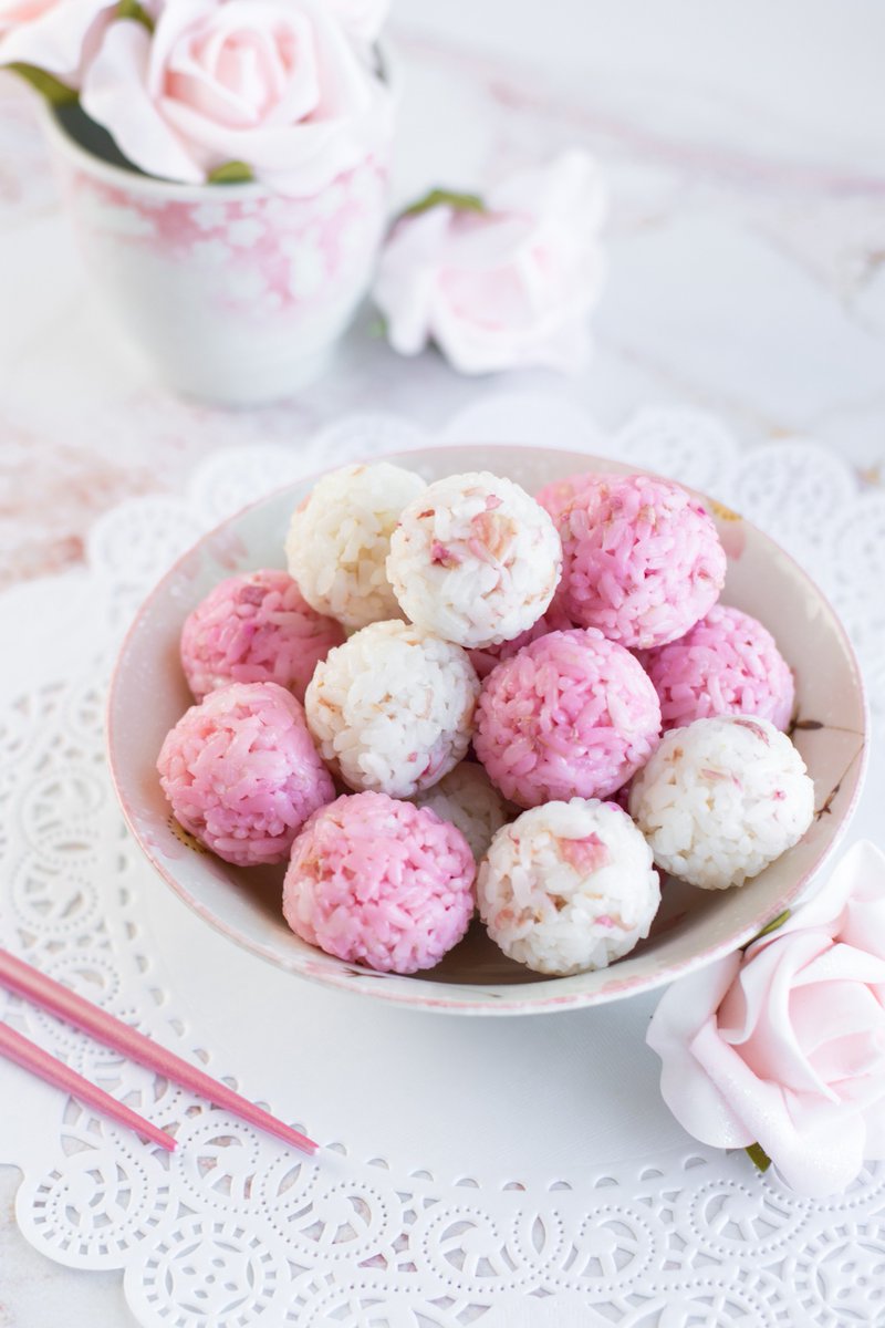 lovefirstbento's tweet photo. Happy #MothersDay bento lovers! Treat mom to these gorgeous Salted Rose Onigiri, made with real roses! 🌹 FULL RECIPE >> https://t.co/rMPnMJZMdt

#roses #foodporn #vegan #vegetarian #Japanese #kawaii https://t.co/KOfG3XXxrn