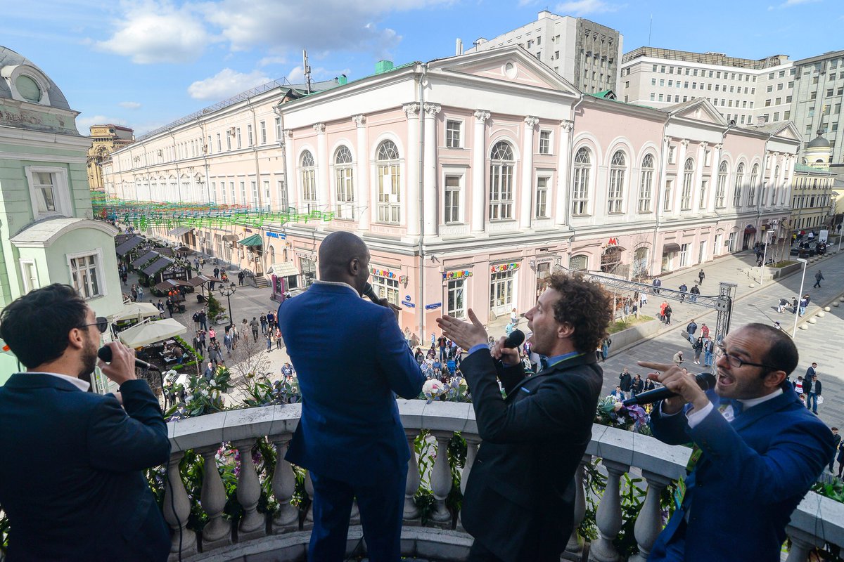 MosSobyanin's tweet photo. Второй музыкальный фестиваль "Московская весна A Cappella" собрал рекордные 6,9 миллионов гостей в этом году. 700 часов живого пения и 93 мюзикла прямо на улицах и площадях столицы.
https://t.co/feZFhRkATE  
#МосковскаяВесна #МосковскиеСезоны https://t.co/7goRkt0fcT