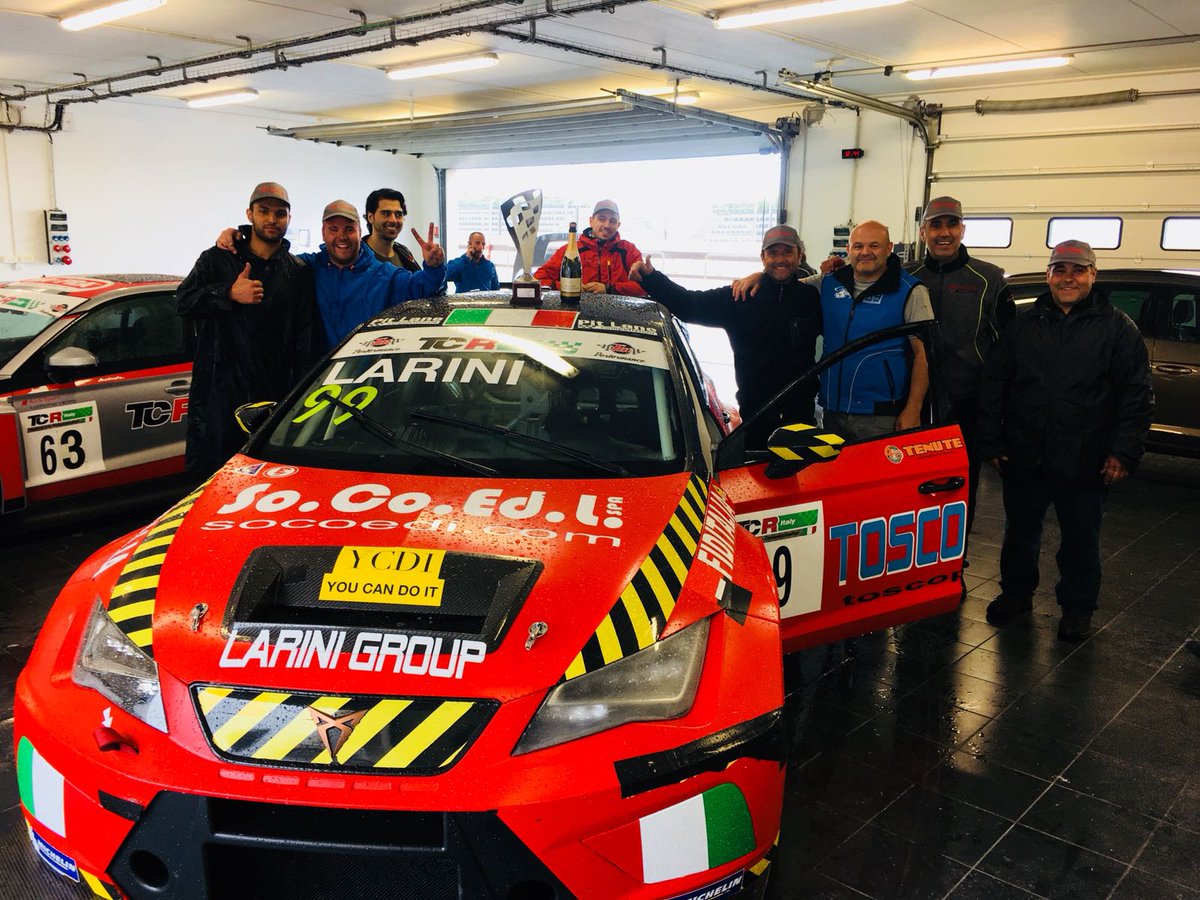 Trovarsi al posto giusto al momento giusto, bravo <a href="/AndreaLarini/">Andrea Larini</a>! Prima vittoria per la <a href="/Cupraracing/">CUPRA Racing</a> nel <a href="/TCRItaly/">TCR Italy e TCR DSG</a> e doppietta per <a href="/PitLaneCompetiz/">PitLaneCompetizioni</a> in Francia!