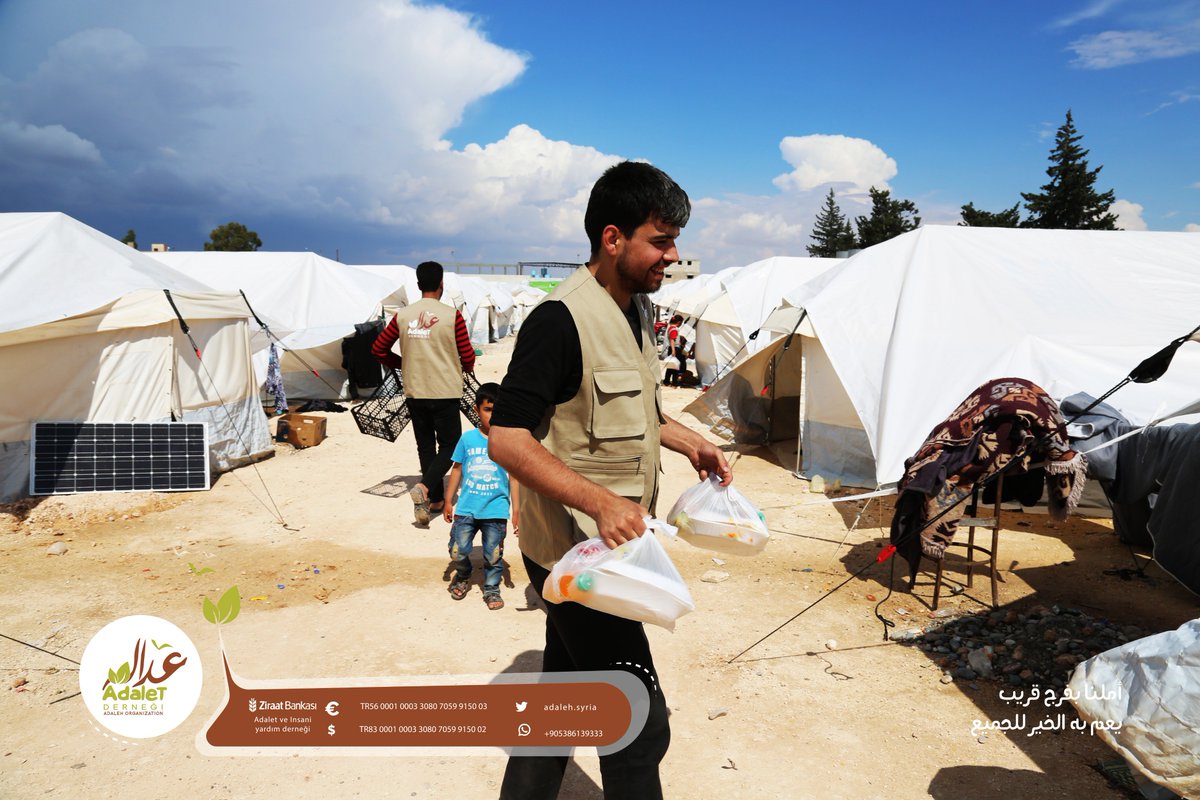 AdalehSyria's tweet photo. يا طالب الخير إن فاتك الخير فأدركه .. و إن أدركك فاسبقه .

يتابع فريق #منظمة_عدالة عمله بتقديم وجبات الطعام الجاهزة على أهلنا المهجرين داخل المخيمات في مدينة الباب بريف حلب الشمالي.

#منظمة_عدالة_للإغاثة_والتنمية https://t.co/y9K5ZaTcC9