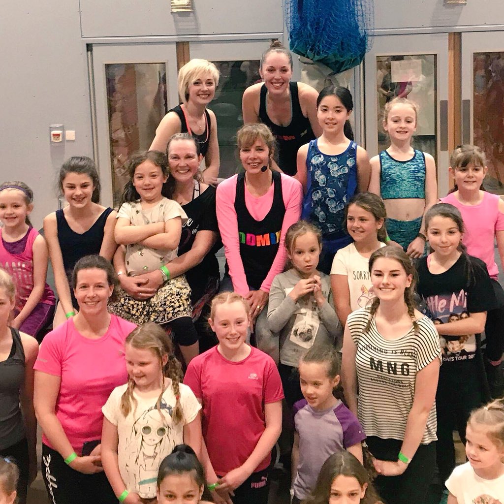 jessicaevenn's tweet photo. #SundayFunday #SundayMorning #DDMIX #MAXIT #DANCE with the inspirational #Dame #DarceyBussell  @jasminemeishu &amp; #friends Thank you @DarceyOfficial for a fab session #ThisGirlCan #Dancer #DancingThroughLife #ballet #tap #modern #jazz #DDMIXMAXIT #acro #street #hulahoop #ballroom https://t.co/Kf13ziX5sQ