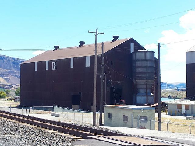 ColumbiaRiverr's tweet photo. An old #industrial building along the #ColumbiaRiver in #RockIsland, #Washington. #TheColumbiaRiver https://t.co/d4UAwnkfWJ https://t.co/IB4LKHS0IJ