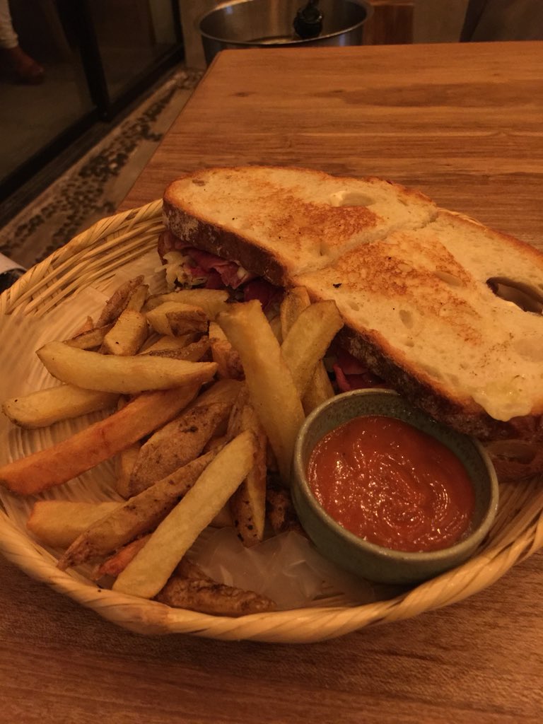 USAmbSV's tweet image. Me encanta destacar los jóvenes chefs y su pasión por la comida. Restaurante Boca a Boca en Colonia San Benito es un buen ejemplo de riquísima comida basada en creatividad: bao de pollo, tostado de aguacate, coliflor grillado, y sándwich de lengua (mi esposo comió eso!) #foodie