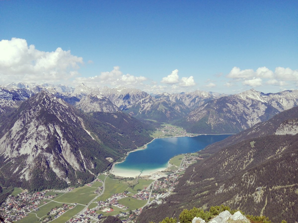 summitapproach's tweet photo. Grandiose Aussicht vom Gipfel des Ebner Joch's. 👀 Eine tolle Wanderung die nicht nur sportlich, sondern auch naturkundlich und kulturell einiges zu bieten hat. 🌄🙏 #wandern #berge #tirol #achensee https://t.co/LjlikR4FL4