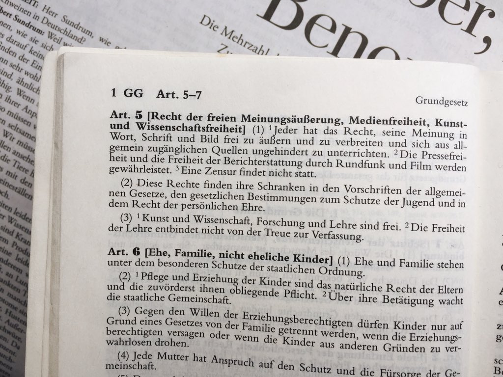 Ich verstehe, dass man bei 146 Artikeln mal den Überblick verliert, welche Werte für eine Demokratie besonders wichtig sind. Aber ich kann's euch gerne sagen: Art. 5 I GG <a href="/AfD/">AfD</a> 

#Pressefreiheit #AfDerDark #Systempresse #AlleOderKeiner #ReconquistaInternet