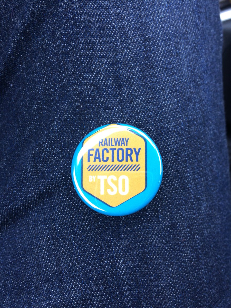 rickos17's tweet photo. Le pin’s TSO ! #TSO Cool que je bosse ce WE sur mon RAV de Gagny. J’ai pu venir chercher mon pin’s avant reprise de mes activités nocturnes. Un programme excellent cette nuit! Remplacement demi ferrure, remplacement de rails et incorporation ADV 😉 https://t.co/zkEiHhemnu
