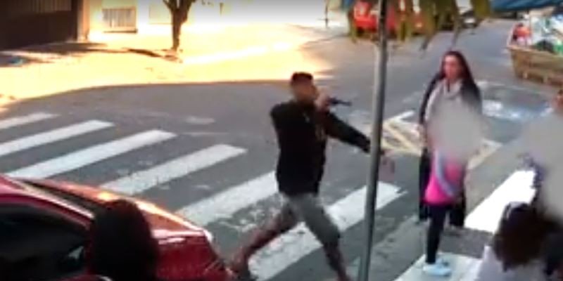meganoticiascl's tweet photo. Mujer policía mata a asaltante que llegó a fiesta del Día de la Madre
https://t.co/IvXFVKazsQ https://t.co/onFueUvOUu
