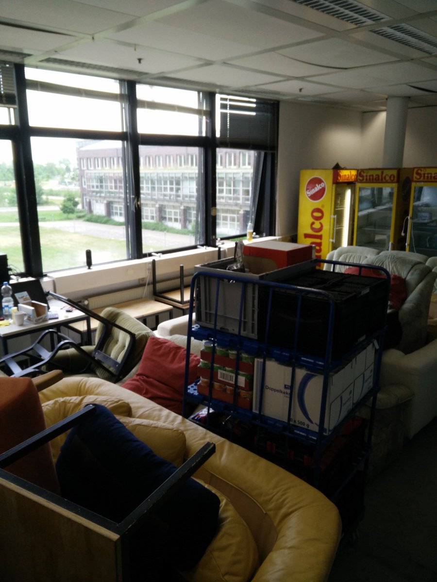 kif460's tweet photo. Überreste der #kif460 - jede Menge Pfand und noch einige Paletten volle Getränke. Statistiken zu verbrauchten Getränken und Co. folgen die Tage, wenn der Stress nachgelassen hat :D https://t.co/RdoK8KOiYZ
