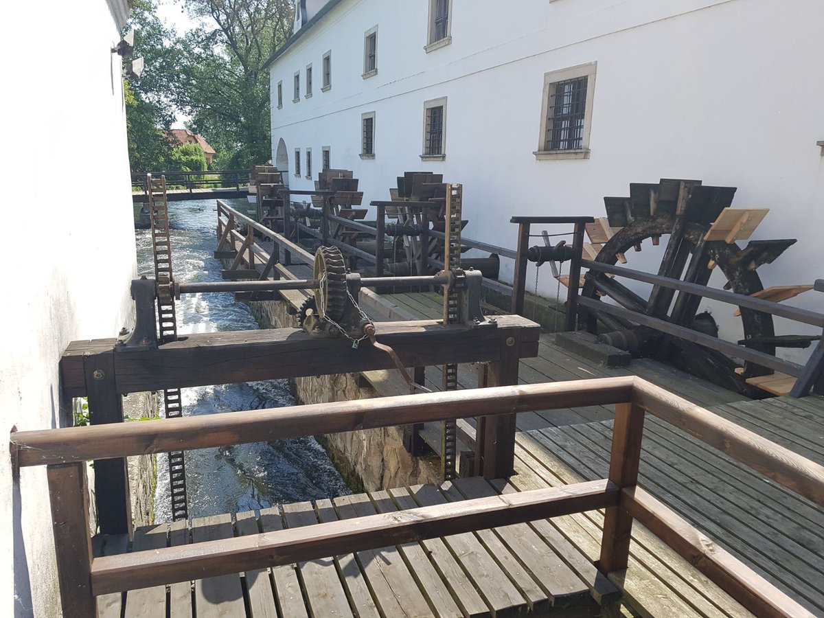 lgewessler's tweet photo. Zwischen Seefeld-Großkadolz und #Retz im #Weinviertel und Slup und #Znaim in #Südmähren. Aufatmen. Sonne tanken. Perfekter Sonntag. https://t.co/HdJpQYWuJK